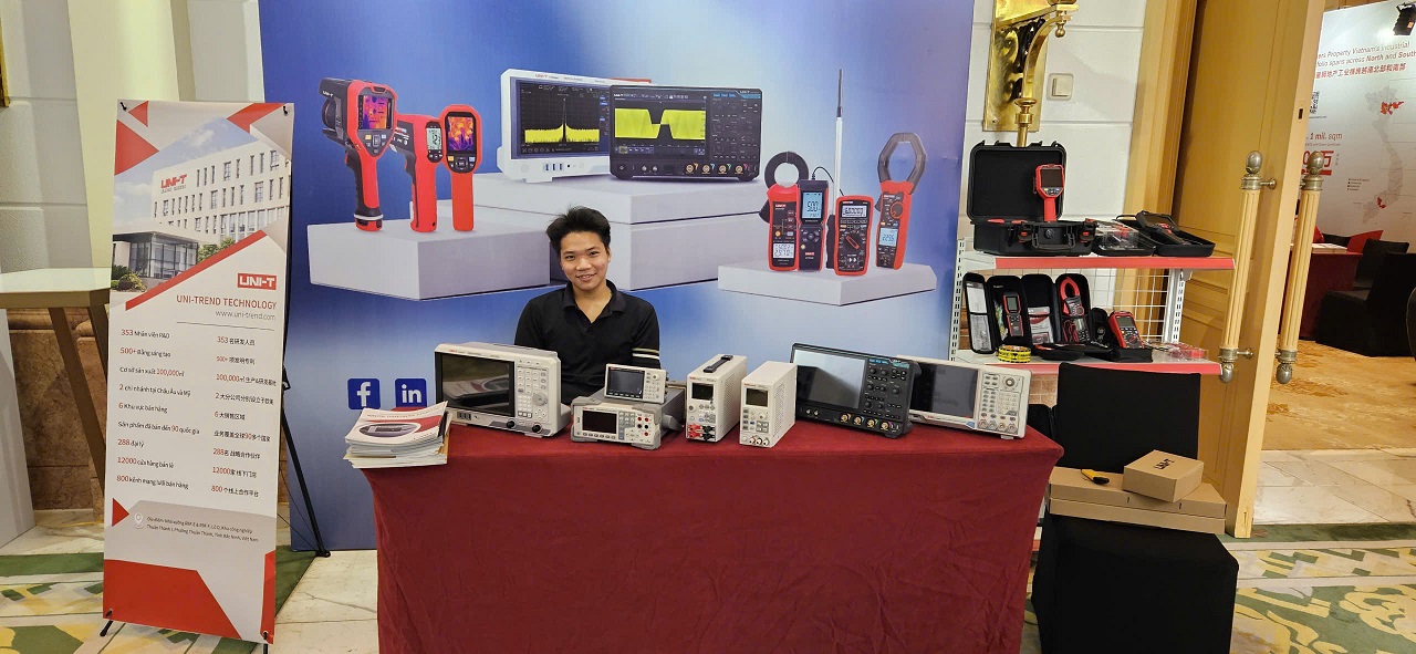 Kỹ sư kinh doanh QSGOLD cùng thiết bị đo với gian hàng tại VNIREF 2025